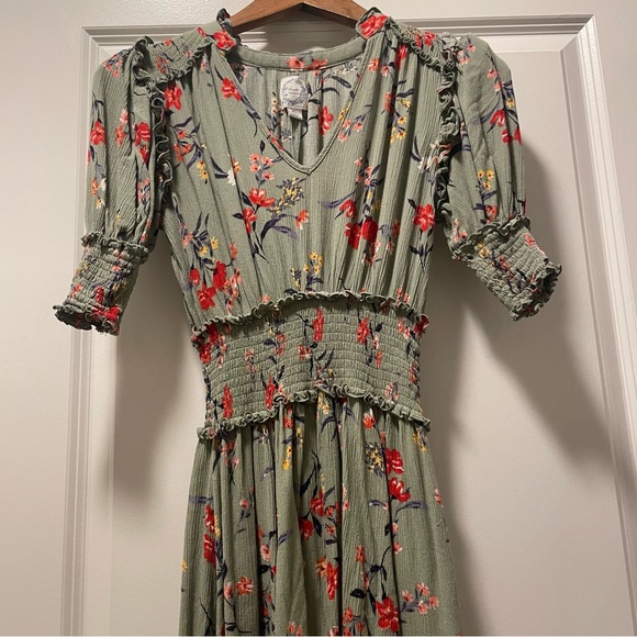 Francesca’s xs green floral smocked sinched v neck mini dress with sleeves - Picture 8 of 9